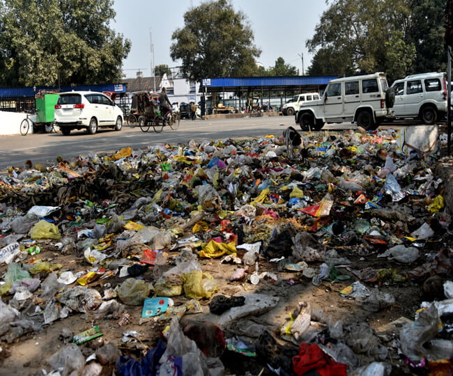 Garbage being thrown on the road in Bihar Sharif