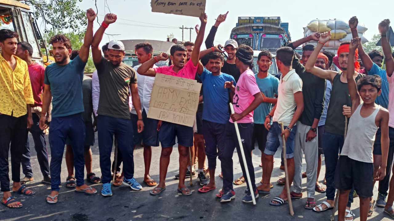Students blocked the road in Nalanda due to non-availability of army recruitment